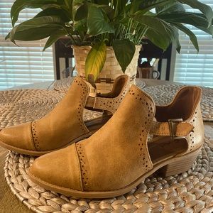 Womens Qupid tan short bootie boots.  Size 6.5……….excellent condition!!!